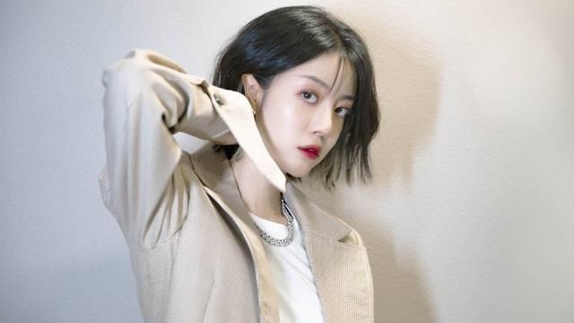 杨幂|与杨幂解约后空窗2年,和昔日同事同台PK,她被指成“背景板”