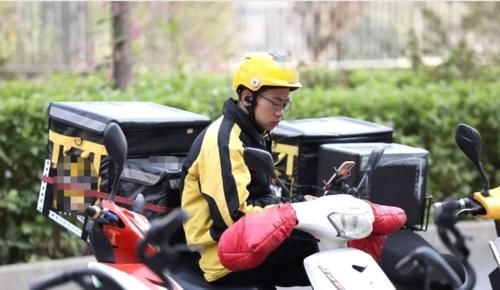  手机|外卖小哥低头看手机，撞车后却一脸无辜，为啥不让我？