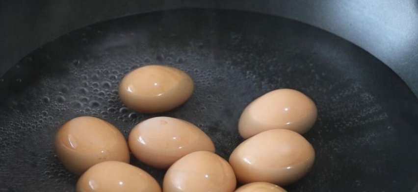  自动|煮鸡蛋，直接下锅就错了，用这一“绝招”，鸡蛋不开裂还自动脱壳