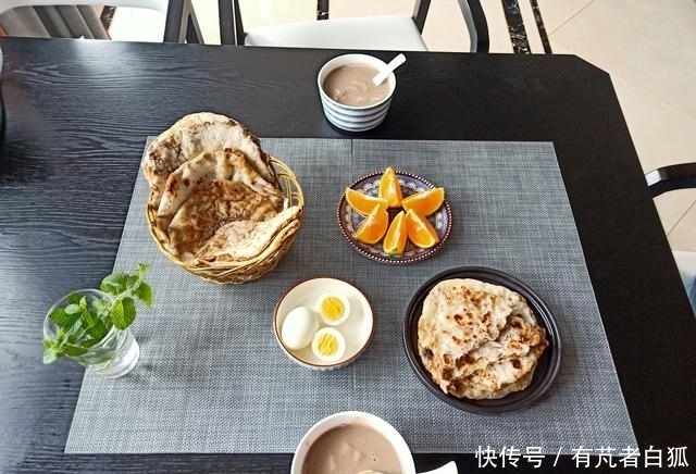 早餐|老两口的极简早餐,吃得舒服却不贵!网友:浪漫有情调的日子