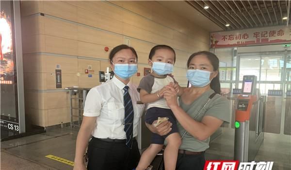  站台|萌娃独自坐在站台没人要？粗心妈妈为找“鞋子”丢了“孩子”