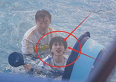  拉近|《奔跑吧》路透，还以为郑恺欺负蔡徐坤，镜头拉近后才知道冤枉他了