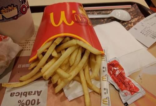  晓得|现在才晓得，原来麦当劳留了挤番茄酱的地方，我却一直挤在纸巾上