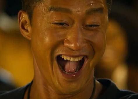 战狼影片唯一一个穿帮镜头,吴京舍不得剪掉,却成为科书式的画面-第2张图片-大千世界 战狼影片唯一一个穿帮镜头,吴京舍不得剪掉,却成为科书式的画面-第2张图片-大千世界