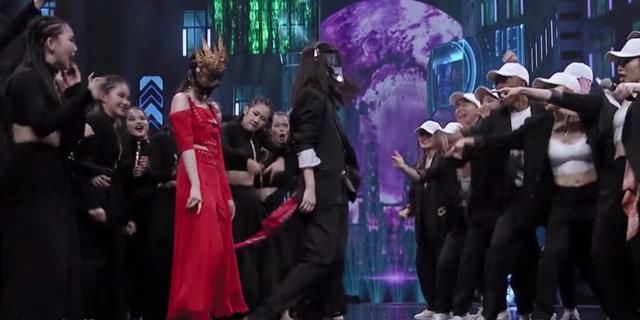  孟美岐|《蒙面舞王》首播尬夸硬捧，卖腰卖腿质量低，王一博孟美岐救不了