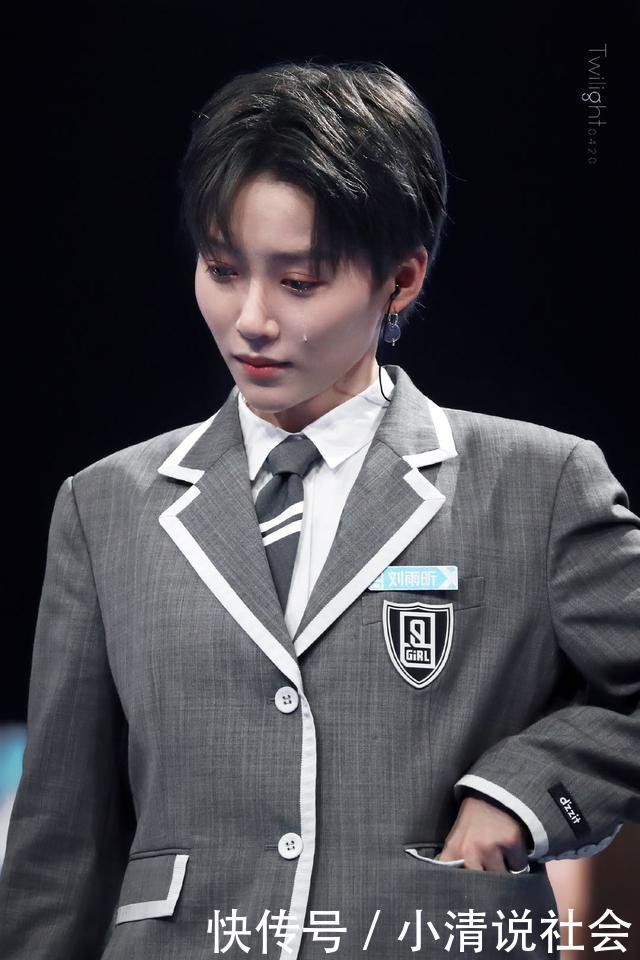 同是|同是桃系C位出道,李汶翰黑料多0公关,刘雨昕实力强没人捧
