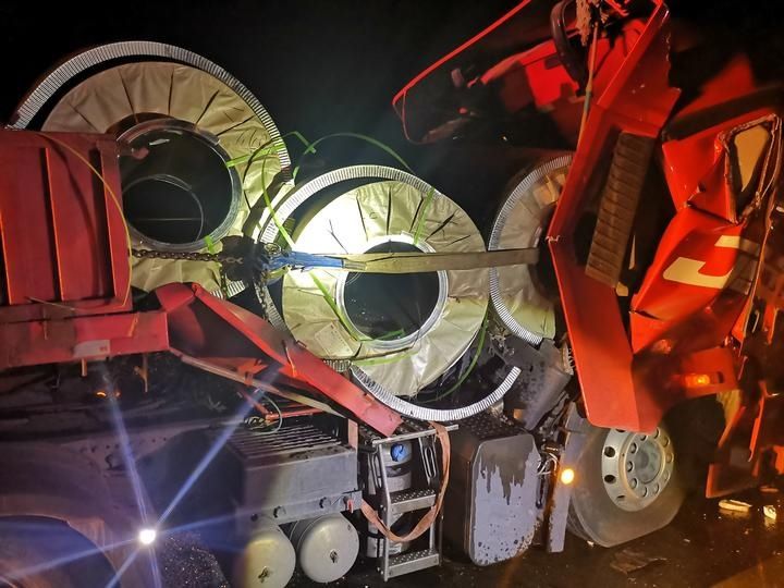  压扁|诸永高速三车追尾 30吨钢卷压扁驾驶室