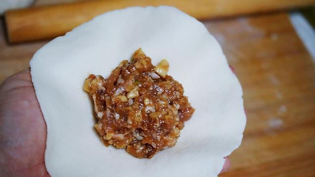  初秋|初秋我和家人爱吃这种香而不腻的鲜肉包，食材搭配营养，馅料醇香