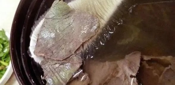 切开|超市买回来的牛肉,切开后冒绿光,能吃吗?厨师:不要扔了