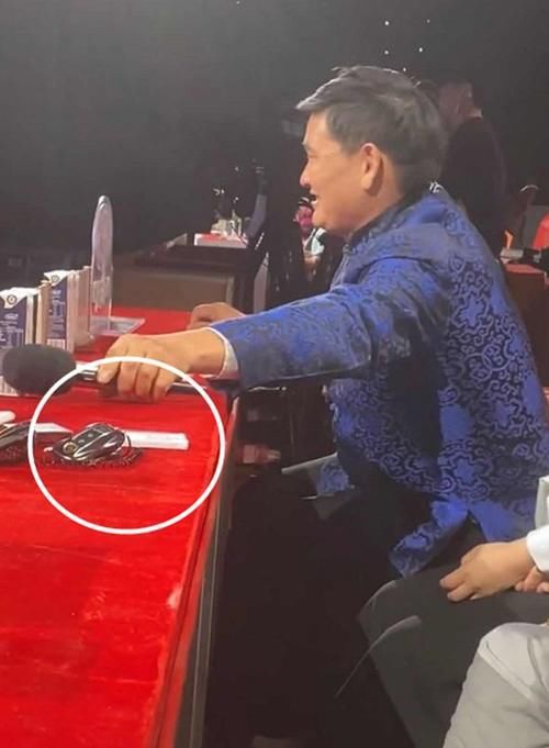 大道|大衣哥回《星光大道》当评委,桌上的豪车钥匙太惹眼