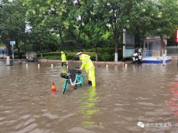 交警支队|暴雨中的“航标” 商丘“浇警”为您保驾护航