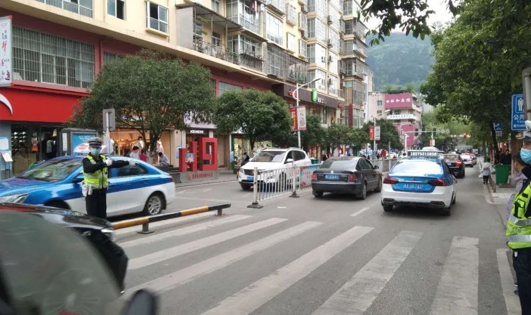 违停|“创文”——息烽交警：即日起严查机动车违停！