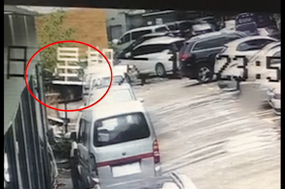  爬出来|两小孩停车场玩耍被卷入奥迪车底！小的自己爬出来，大的却……