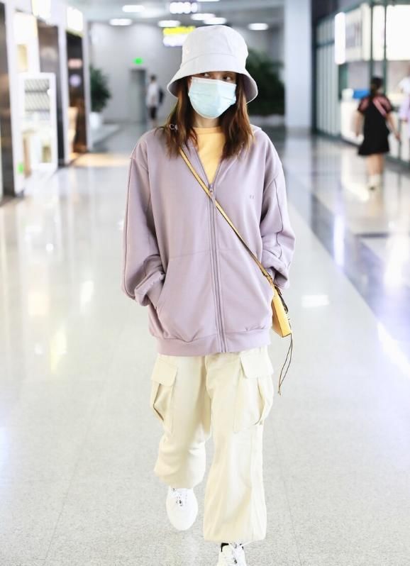  运动风|吴昕真有少女感，香芋紫外套穿的“松垮垮”，嫩度不输小姑娘