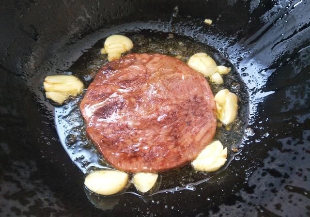  入味|煎牛排时，教你正确做法，牛排香嫩入味，不比去饭店买的差