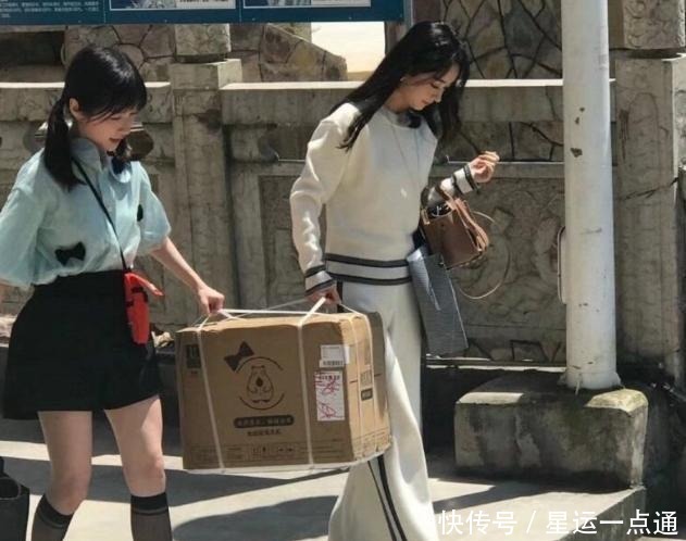  艺人的生图|32岁赵丽颖录《中餐厅》，被路人围观后拍照，这生图我没看错吧