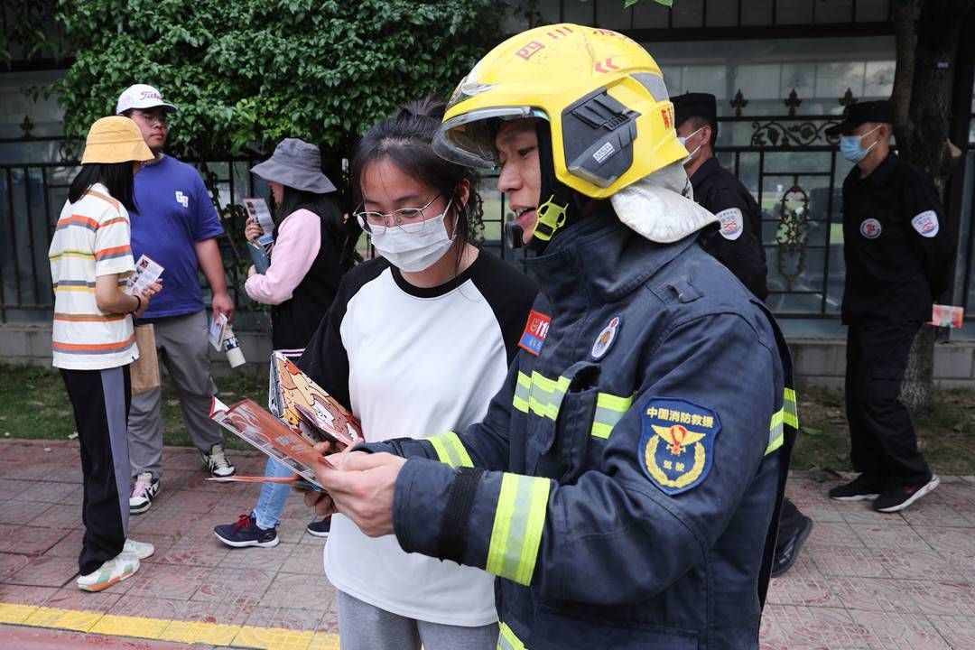 普及消防知识、掌握灭火技能 消防进高校 带来消防安全“公开课”