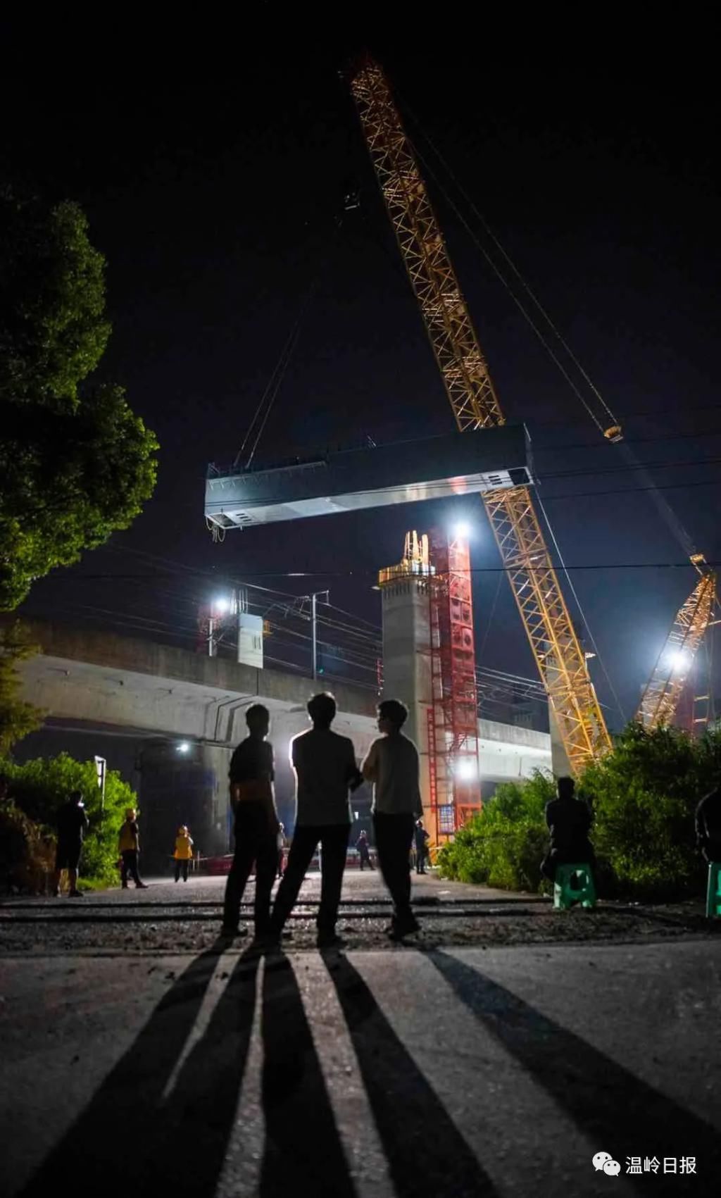 顺利完成|凌晨传来好消息！杭绍台铁路跨甬台温铁路首片钢横梁顺利完成架设