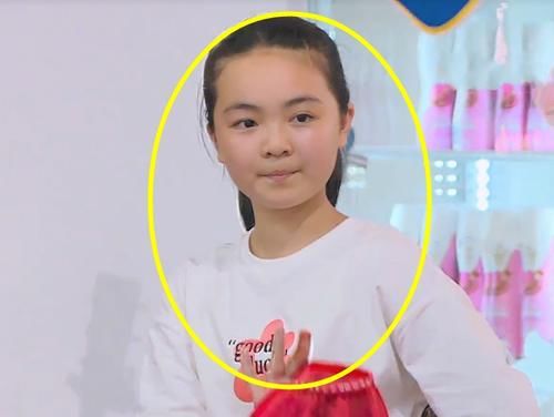  迎来|中餐厅迎来“最美小妹妹”，正脸撞型李兰迪，侧脸还神似迪丽热巴