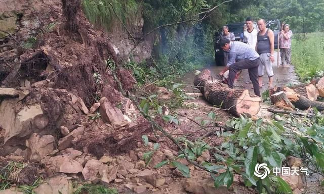 山体|四川绵阳强降雨 城市内涝山体滑坡阻断通行