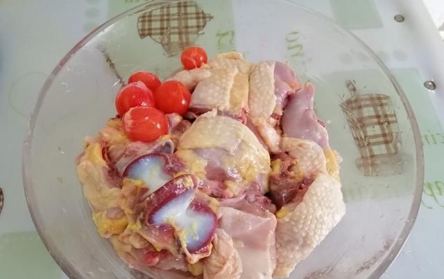  扔进|鸡块扔进砂锅焖，不放一滴水，50分钟后开盖，闻着味道就口水直流