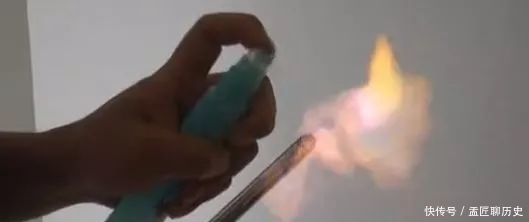  发生爆炸|花露水威力无比巨大，使用不注意会引燃还会发生爆炸！