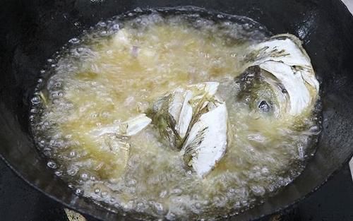 鱼头|教你做鱼头豆腐煲,汤汁鲜美,肉质鲜嫩,比剁椒鱼头还好吃