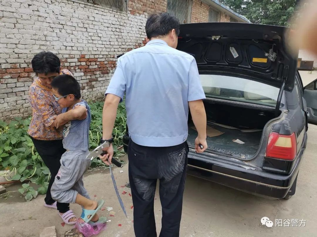  后备箱|儿童捉迷藏躲进后备箱 阳谷民警心急火燎救助