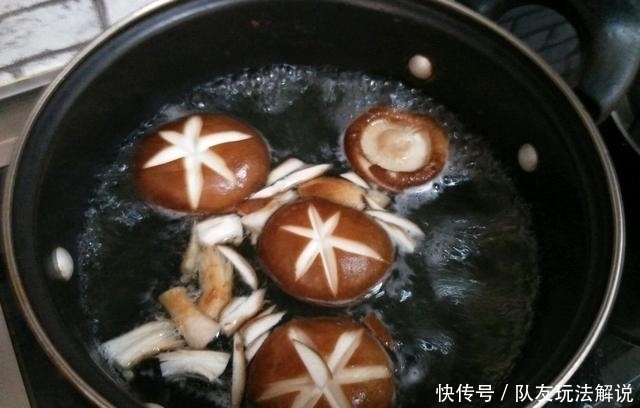 香菇|香菇与油菜简直天生一对,是维生素宝库,多加一个步骤翠绿又美味