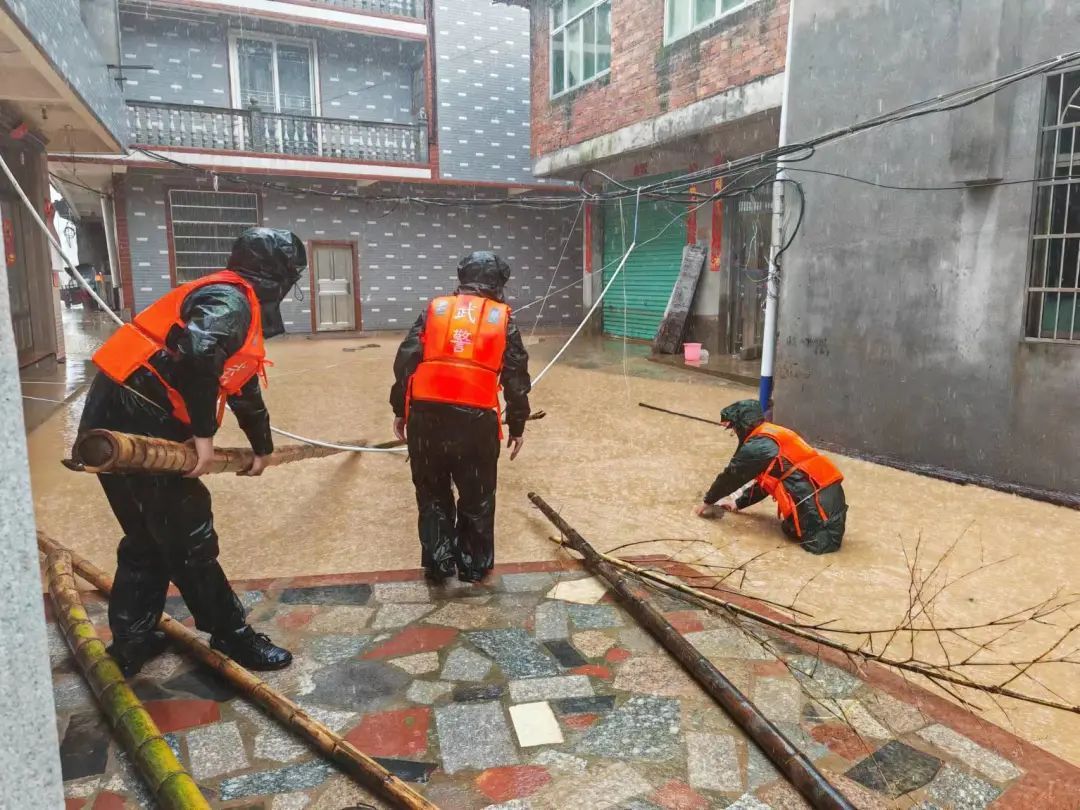 江西多地遭遇特大暴雨，子弟兵紧急驰援！