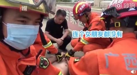 该男子|来宾一男子为情所困欲跳桥 消防员救人后这样安抚