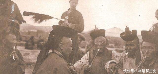 逛街|清朝老照片:图一是老百姓们在看飞仙,图二是一对闺蜜手牵着手在逛街