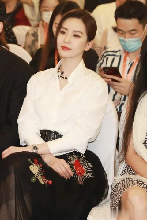  发带|杨紫最近的造型竟和刘诗诗有几分神似！越来越显优雅精致了！