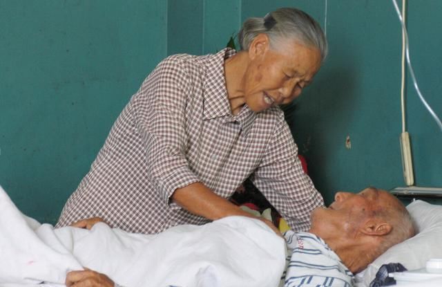 老伴儿|“爸，你老糊涂了，财产给二婚老伴儿不给我们？”老人：我很清醒