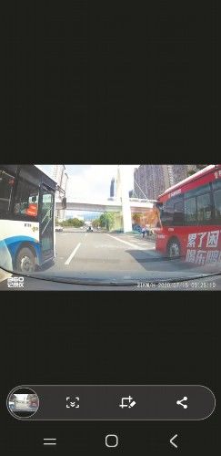  驾驶|连跨多车道 公交加塞逼停小车
