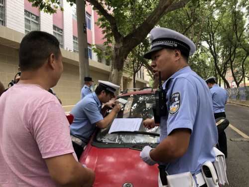 人流密集|非法载客摩的司机乘客双双受处罚，乘客被罚20元直呼太不值得