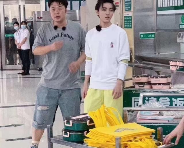 中餐厅|王俊凯最新路透来袭,路人随手拍下生图,身高太令人心动了