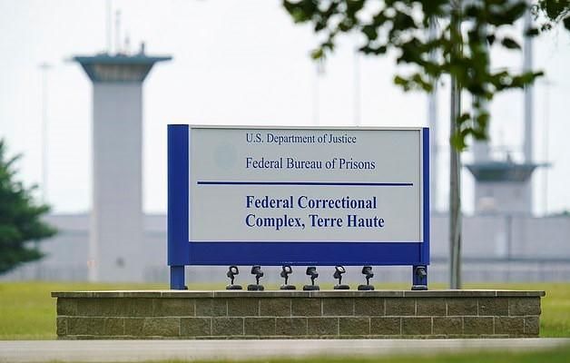 死刑|10岁女儿惨遭杀害，凶手被执行死刑时女孩母亲看着他慢慢死亡