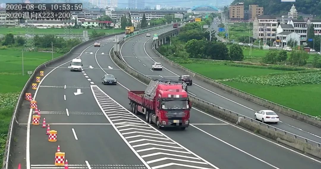高速|惊险!今天,这辆大货车在诸永高速上货物摇摇欲坠