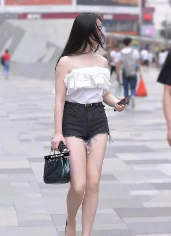 特别|街拍:小姐姐扎着马尾,颜值十分高的,显得特别的靓丽