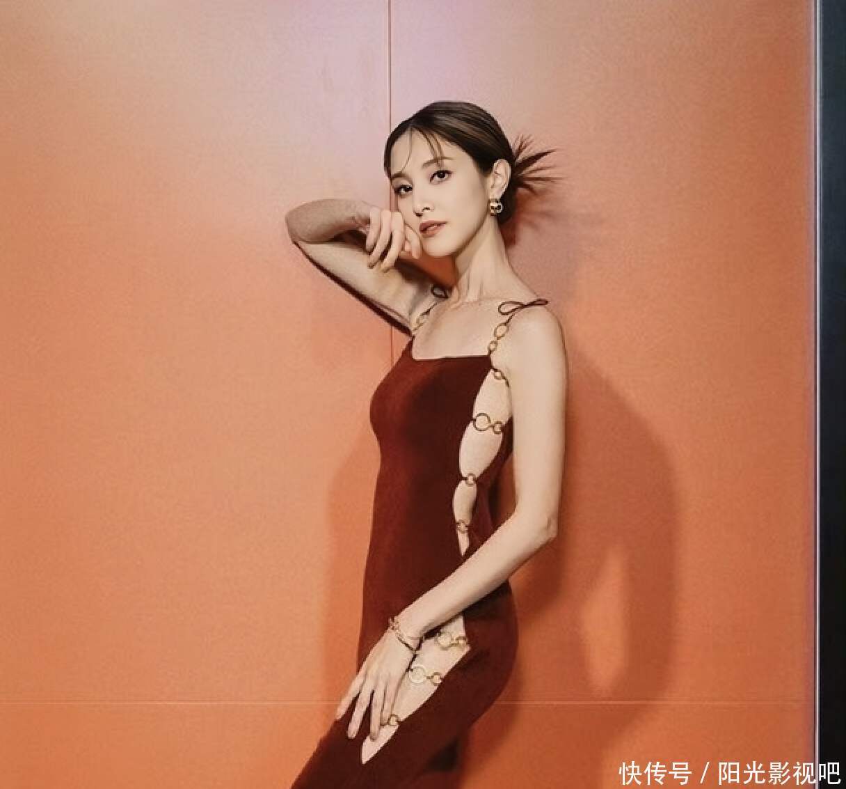 TVB女星陈凯琳穿透视装，故意露出一截底裤，尺度全开不怕走光
