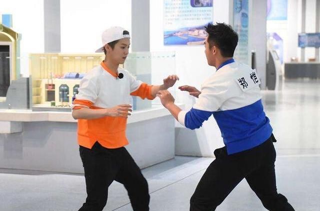  撕烂|跑男前期衣服都撕烂的撕名牌环节，现在互相谦让，只因他太强