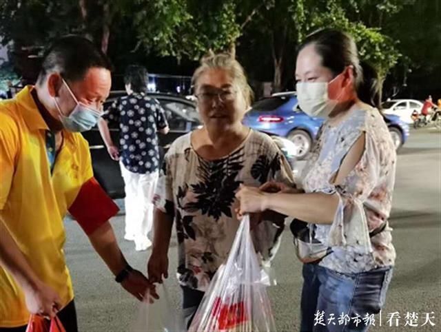  防汛|【视频】感恩江堤守夜人，武汉市民自发送西瓜饮料到防汛一线