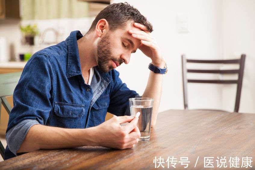 尿酸580大量喝水半年能降下来吗(尿酸高的人，喝水要牢记这4个细节，或能助你排出尿酸)