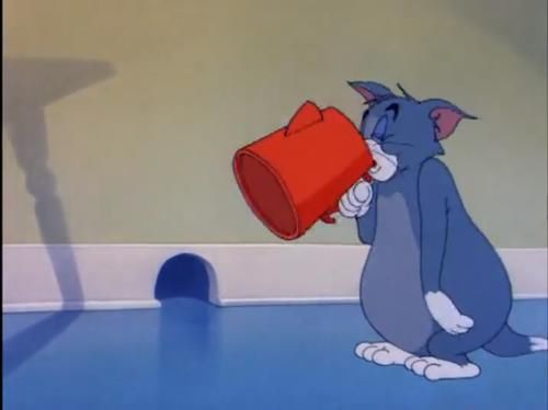 咖啡壶|猫和老鼠：汤姆对壶喝咖啡，结果壶扣到汤姆头上，汤姆又睡着了！