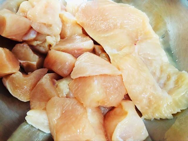  酥脆|炸鸡块怎么腌制？自己在家做出外皮酥脆，鸡肉鲜嫩不腥的蒜香鸡块