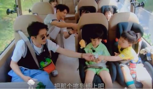  拿给|小孩抠完鼻屎拿给张新成，谁注意他第一秒“反应”？暴露真实人品