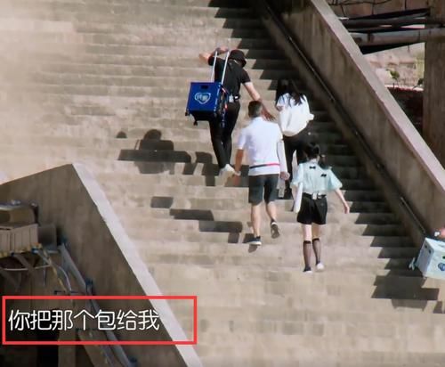  避嫌|赵丽颖走不动路，谁注意黄晓明拉她的手部动作，太会避嫌了