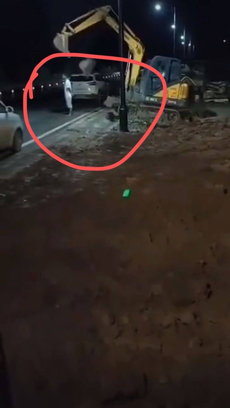  堂兄弟|男子开挖掘机砸死路人 警方：系经济纠纷引发的刑案 两人为堂兄弟