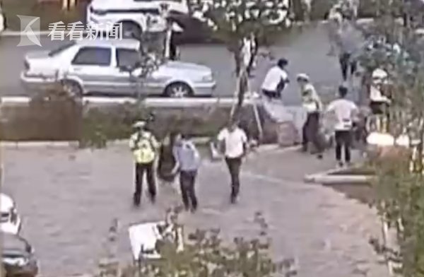  民警|情侣吵架女孩冲出10米高桥 巡逻民警狂奔拽回